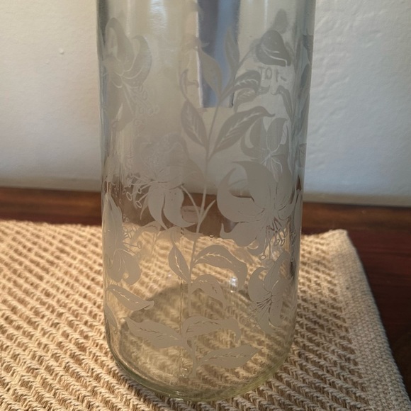 1970’s Tang Glass 1 qt Pitcher Etched Floral White Lid - Picture 5 of 5